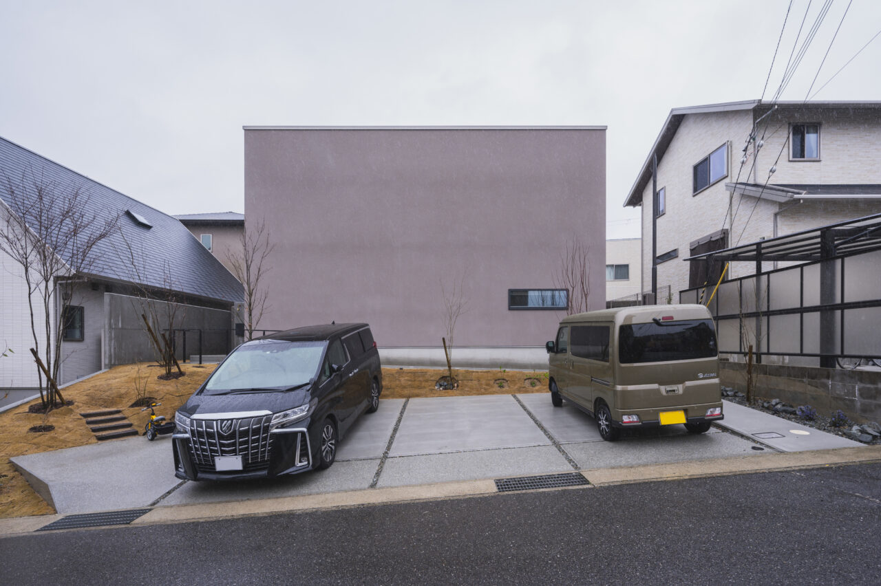 シンプルな四角い外観