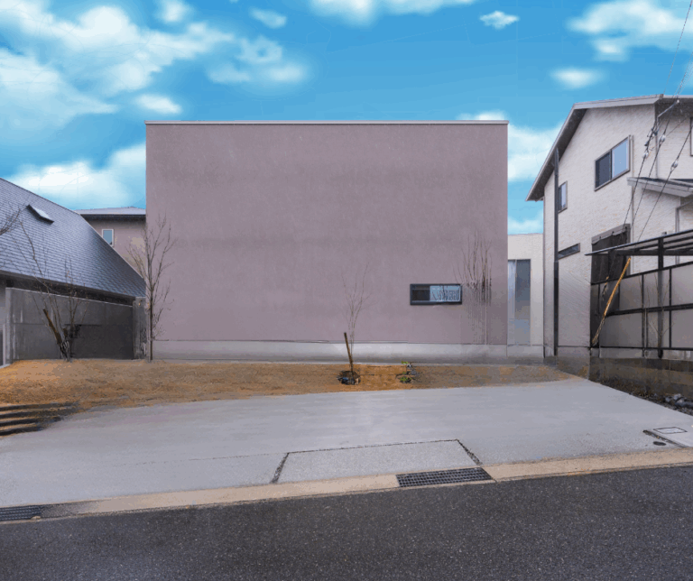 シンプルな四角い外観