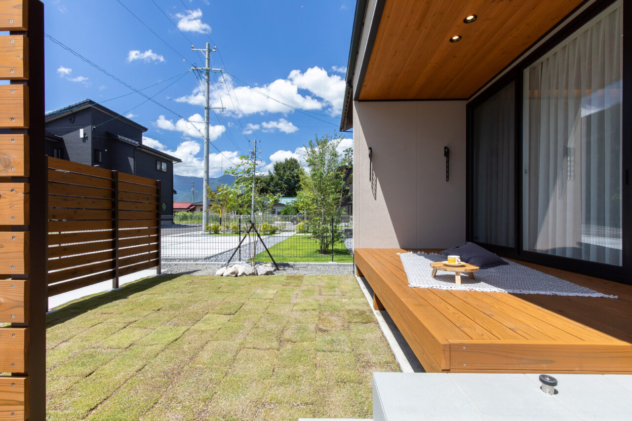 ウッドデッキのある庭づくり