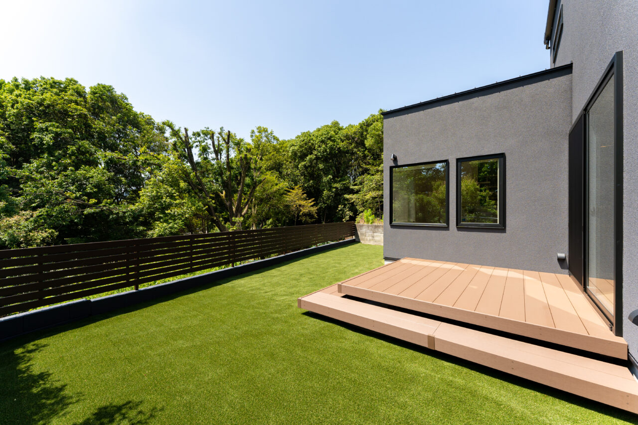 ウッドデッキのある庭づくり