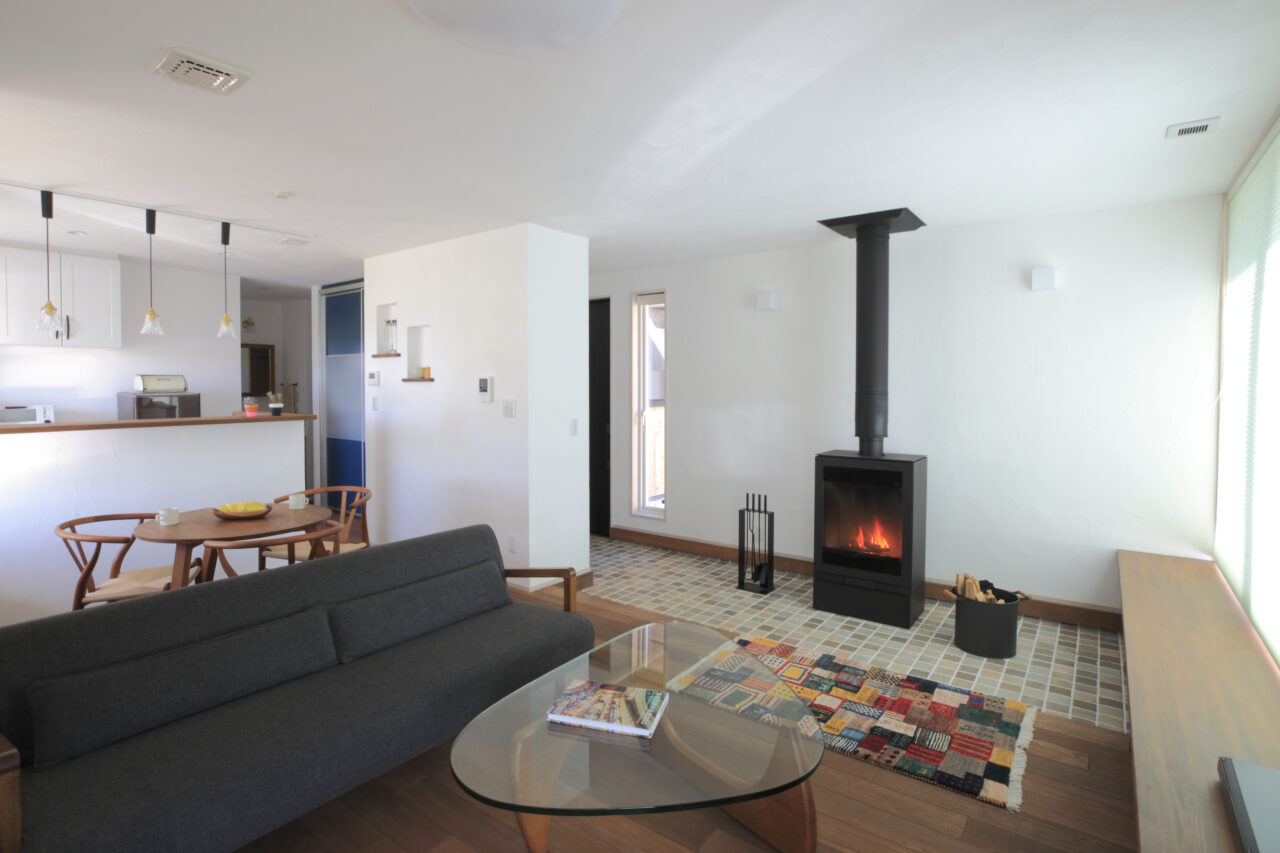 薪ストーブのある土間リビング