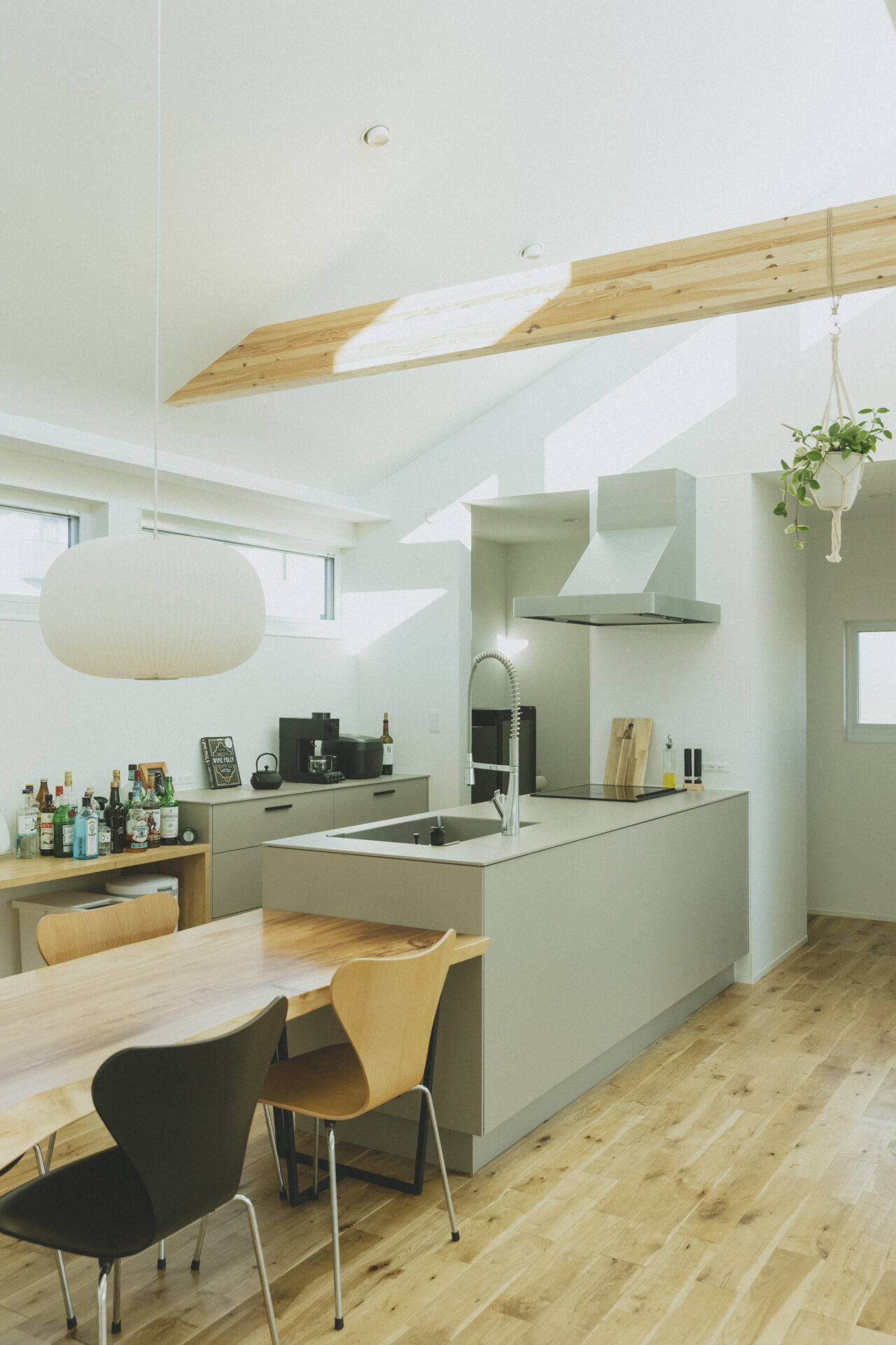 リビングからひと続きとなるダイニング