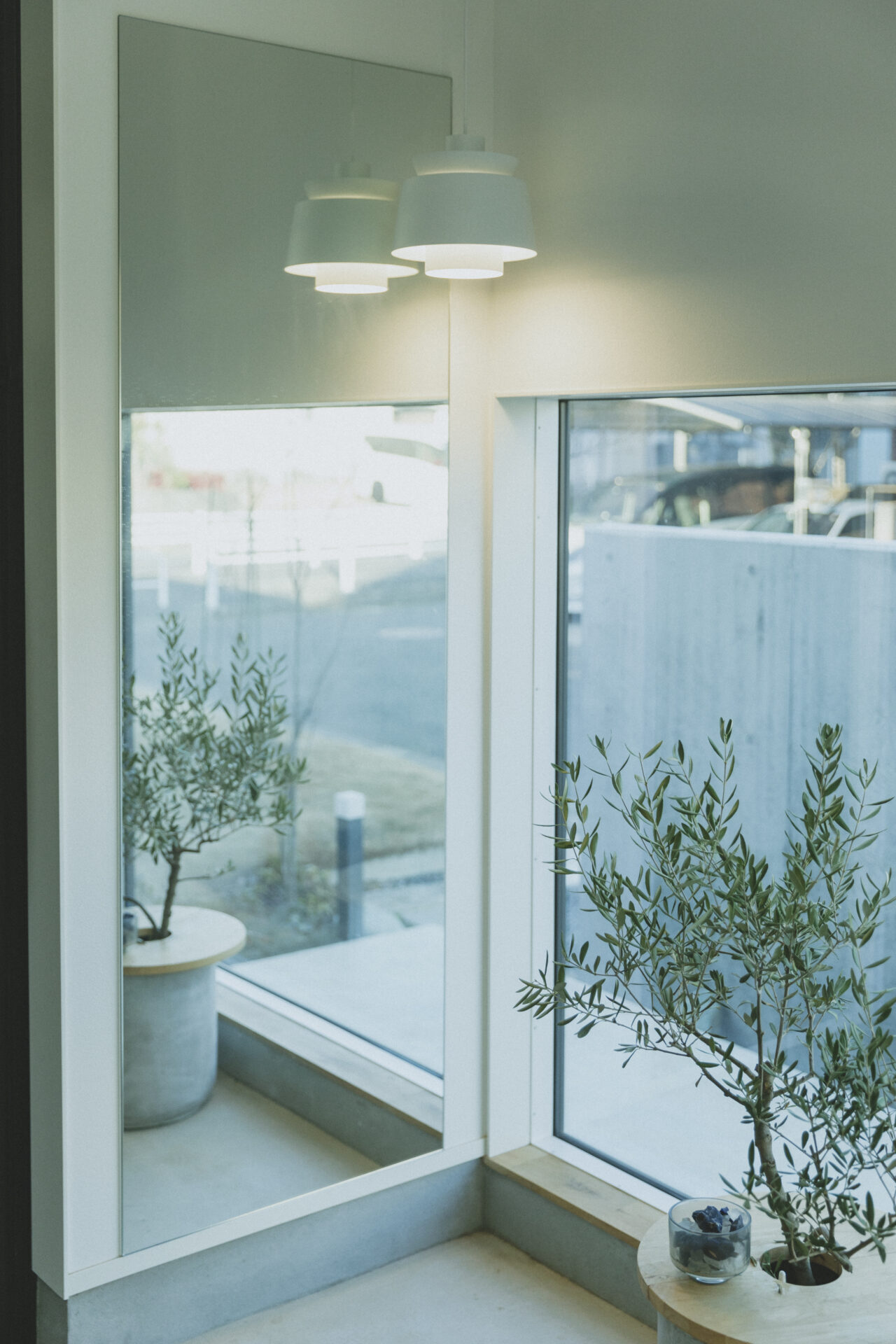 玄関にたっぷり採光が取れる大きな窓