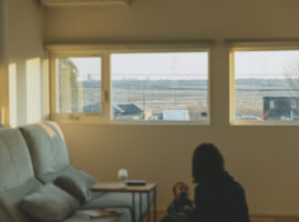 ピクチャーウィンドウを設置したリビング