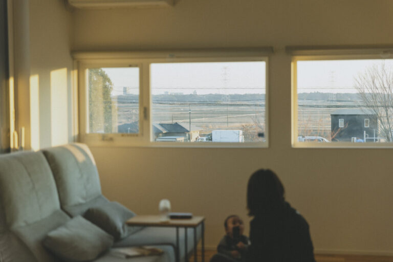 ピクチャーウィンドウを設置したリビング