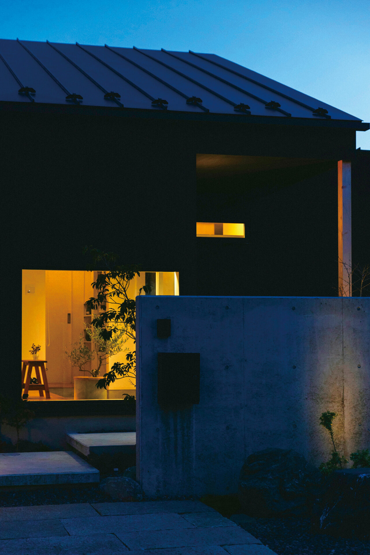 間接照明で雰囲気のあるエントランス