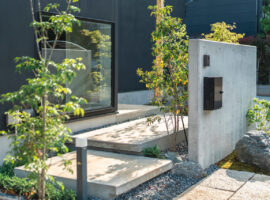 古い日本家屋だった前の家の植物や石を外構に美しく配置