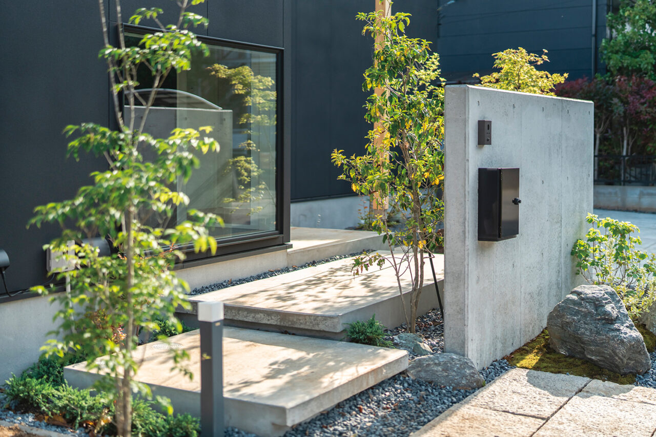 古い日本家屋だった前の家の植物や石を外構に美しく配置