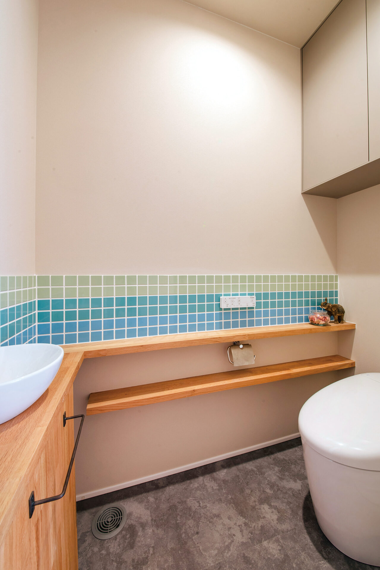 無垢板とタイルのコンビネーション