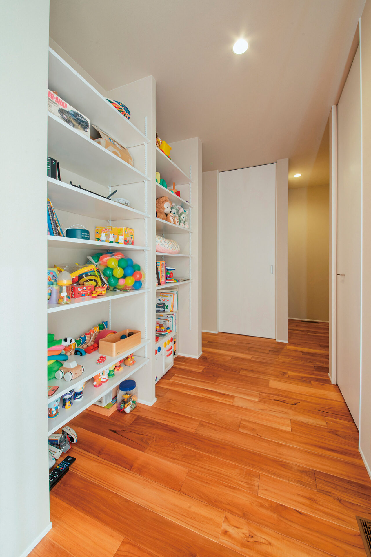 回遊式の通路に設けた収納スペース