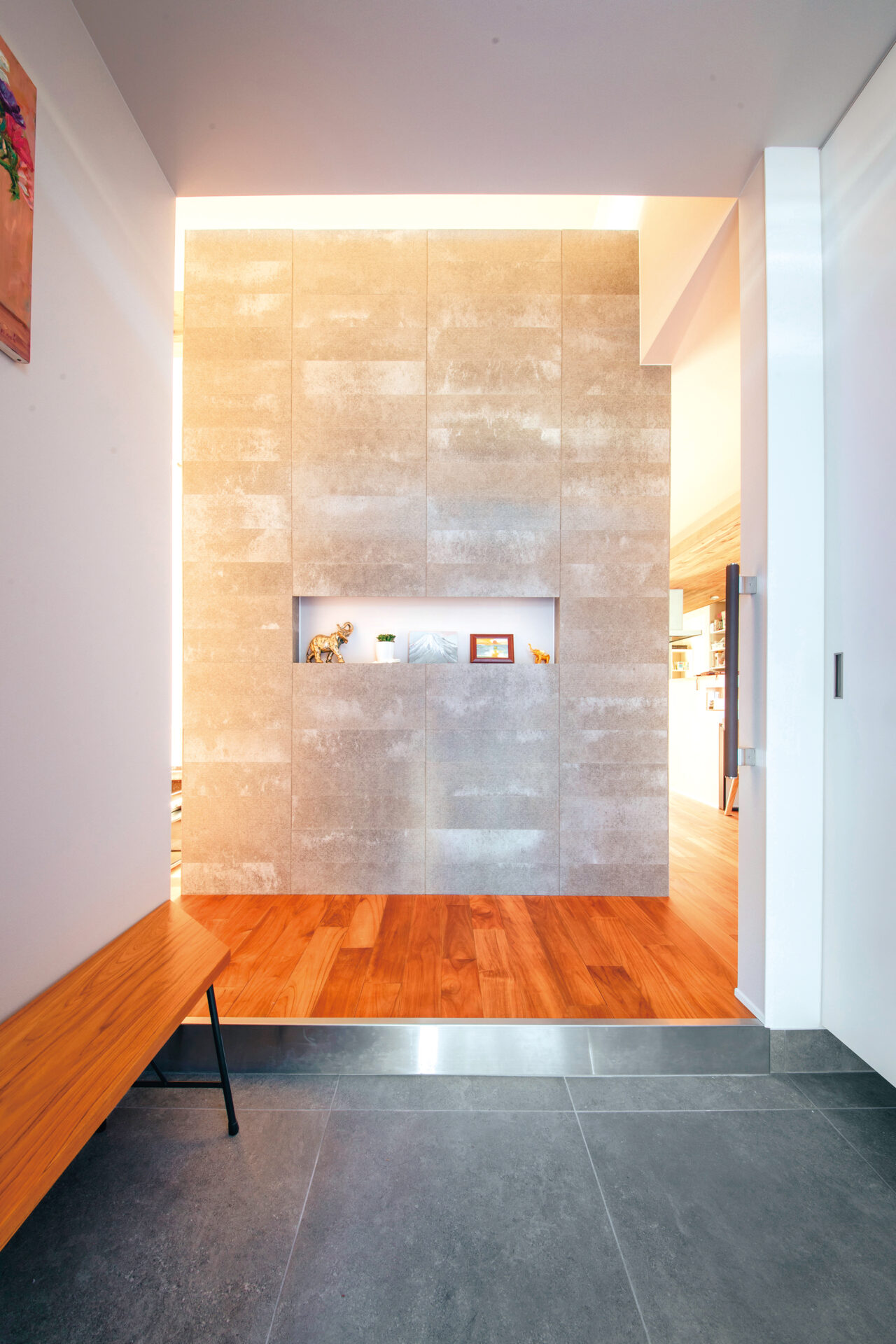 玄関ホールには正面の壁