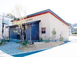 高天井リビングのある平屋