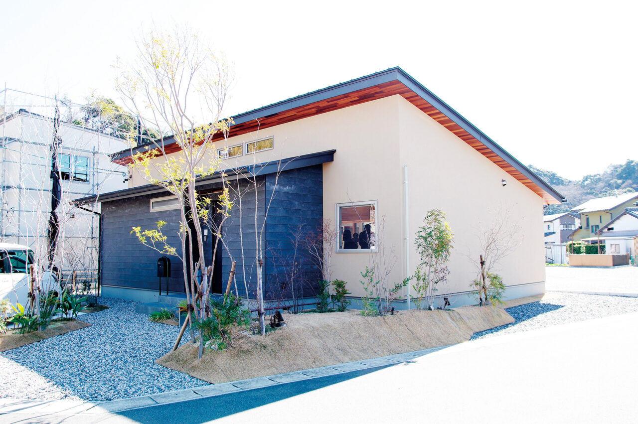 高天井リビングのある平屋