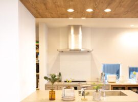 キッチンには桜が見える小窓があります