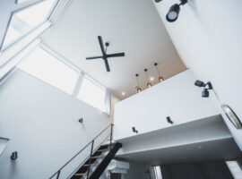 高窓のあるリビング