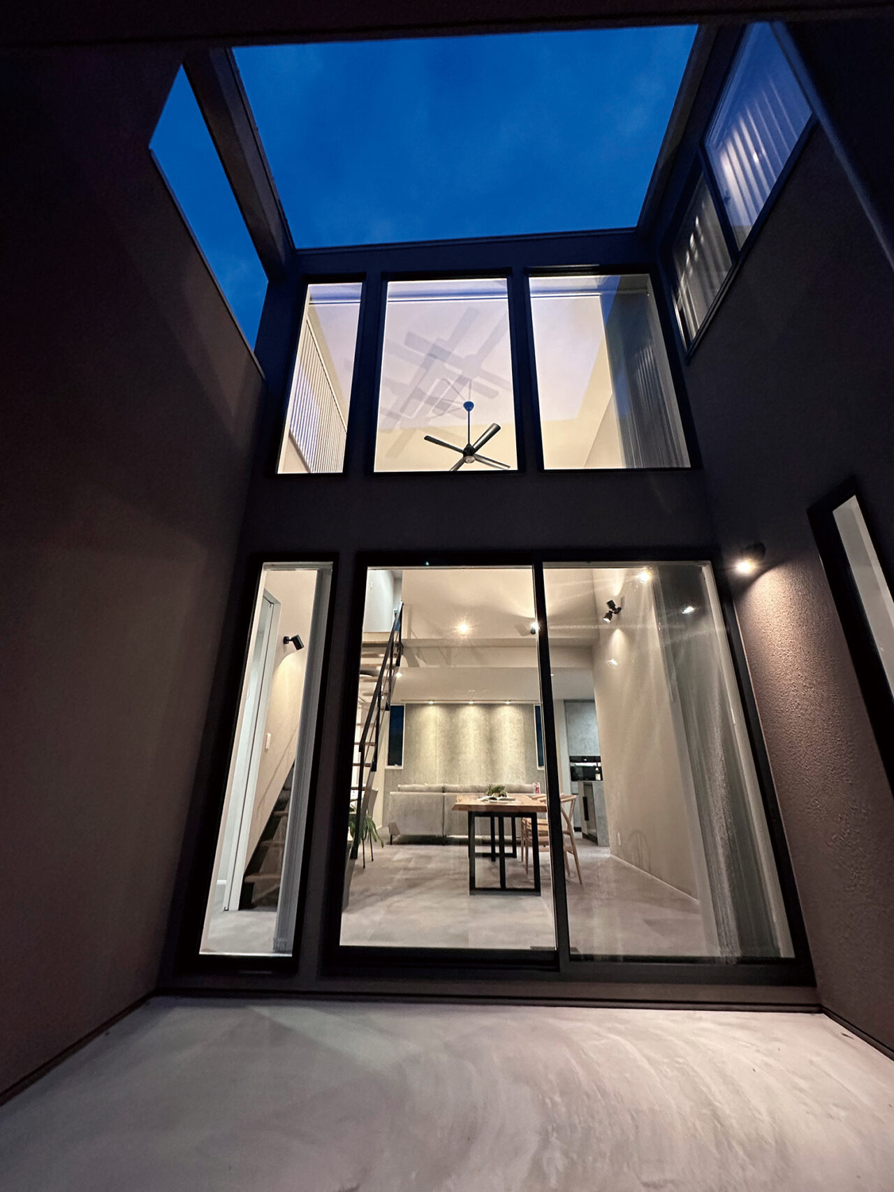 リビングダイニングの隣にある中庭