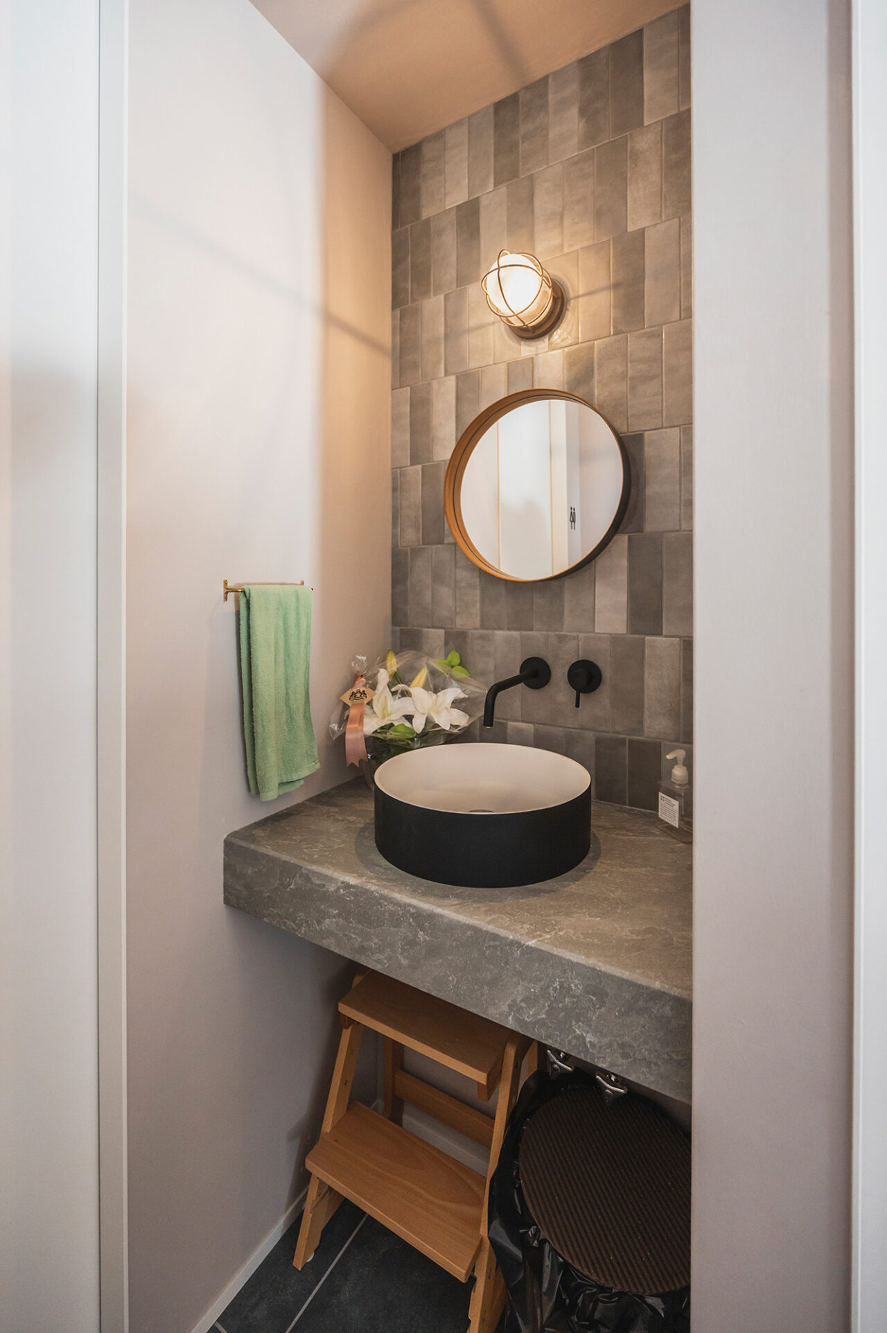 玄関の近くに設置した洗面室