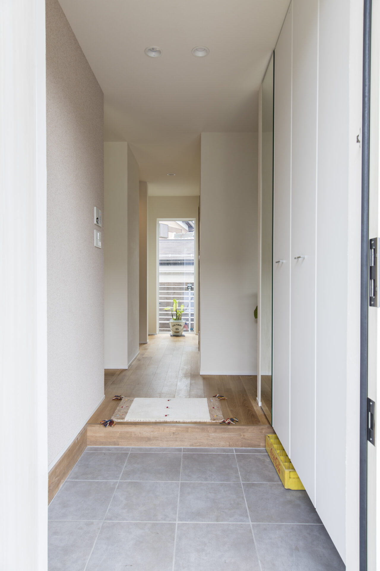 玄関正面に庭の見える窓を設ける