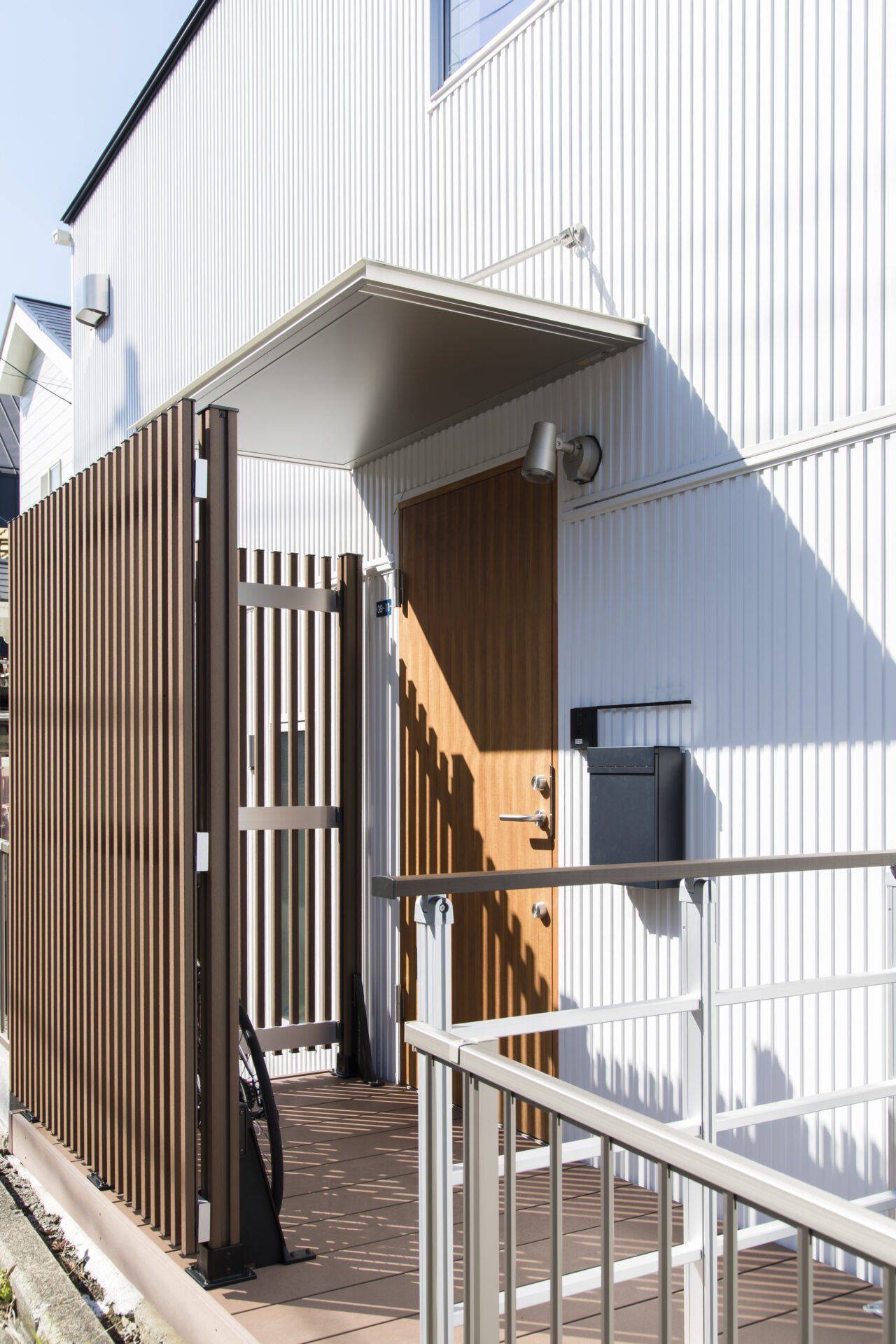 ウッドデッキのようなブリッジ