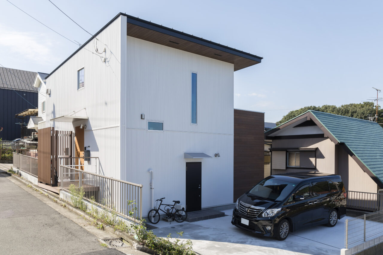 建築家の柔軟な発想で斜面地でも快適な玄関を実現