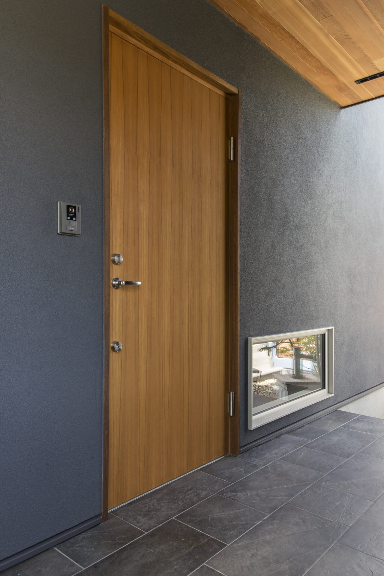 温かみのある木製玄関ドア