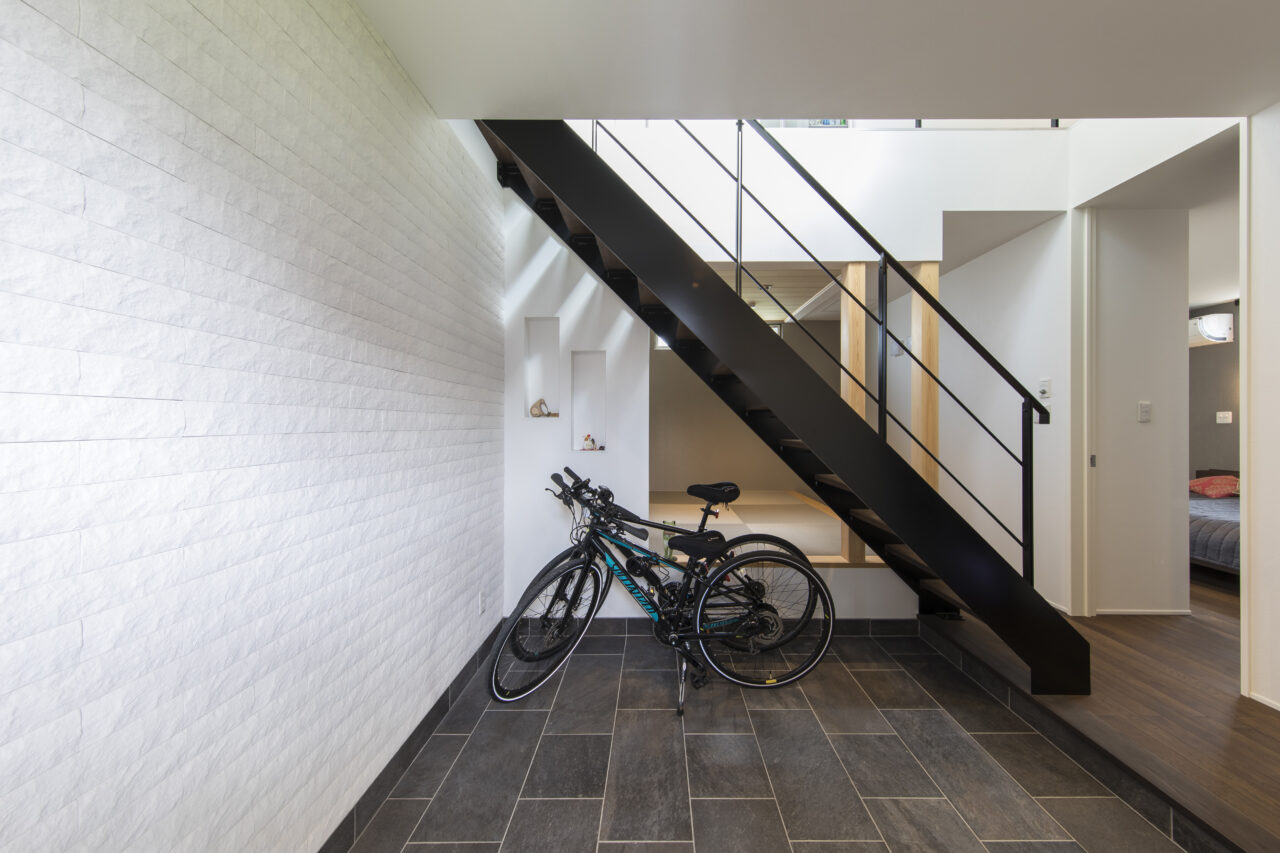 子どもの遊び場や自転車置き場になる玄関土間