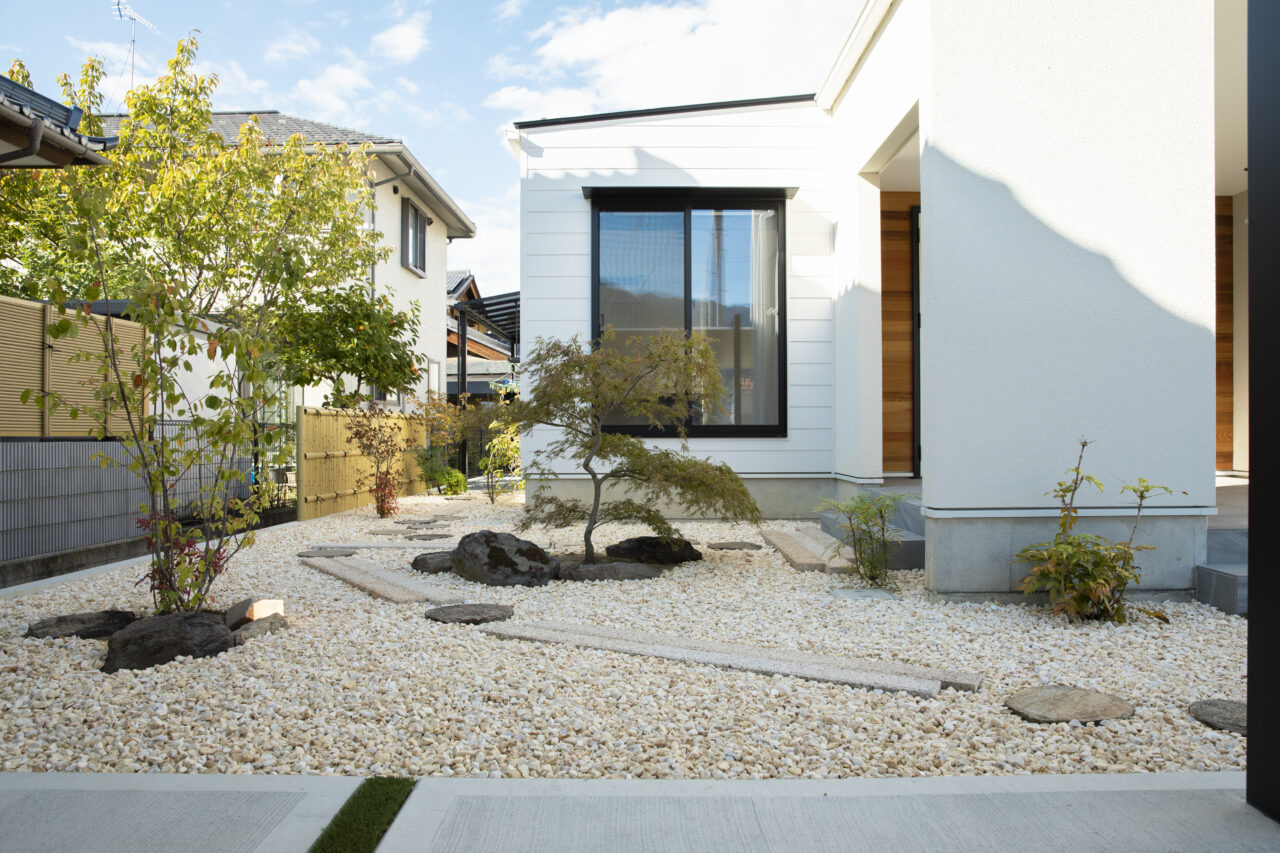 シンボルツリーを中心にした映える庭