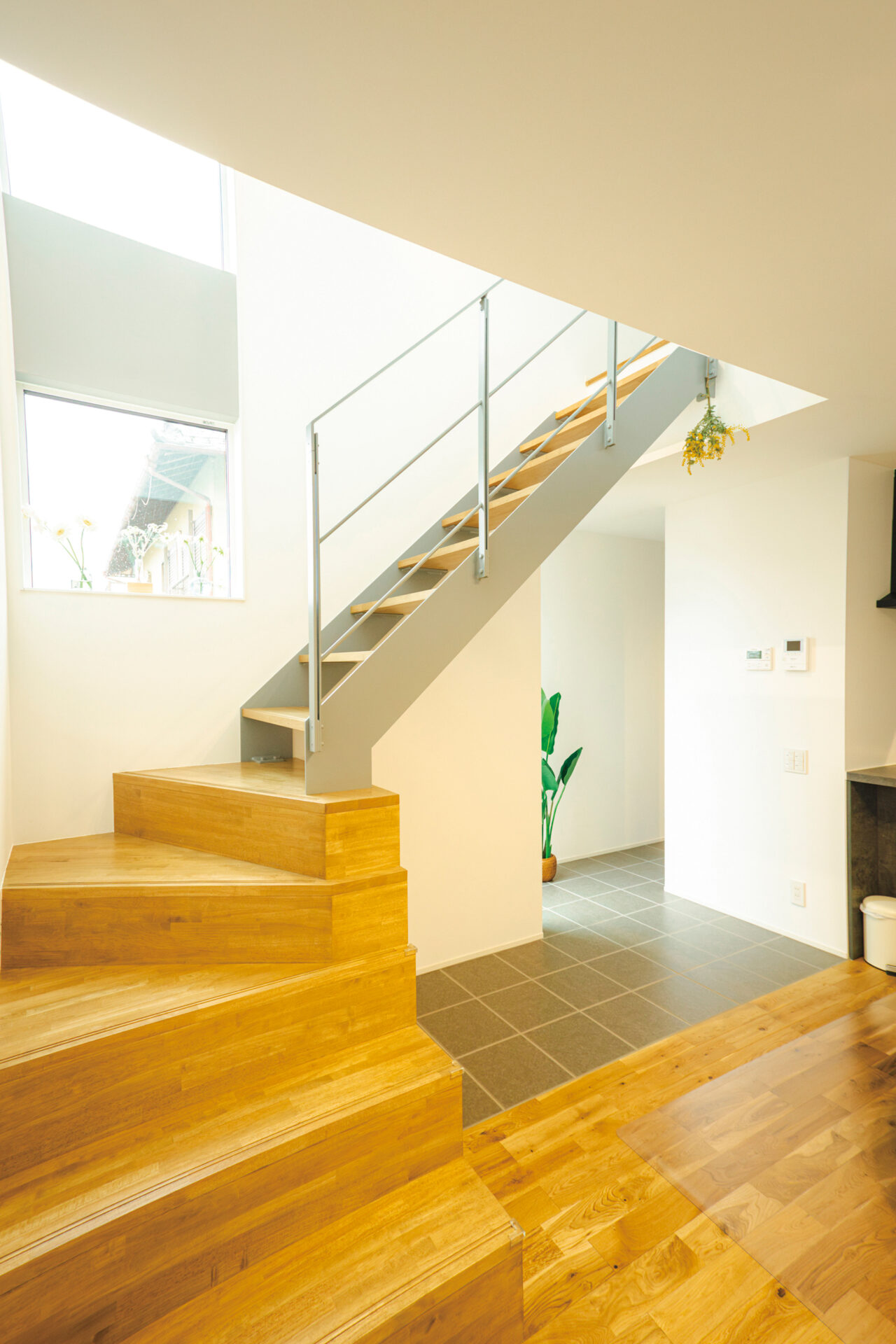 玄関タイルと同質の床が階段下まで続いています