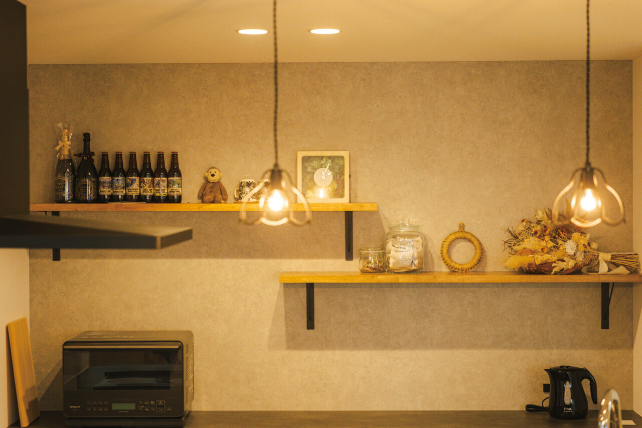 奥さまがこだわったキッチンの飾り棚