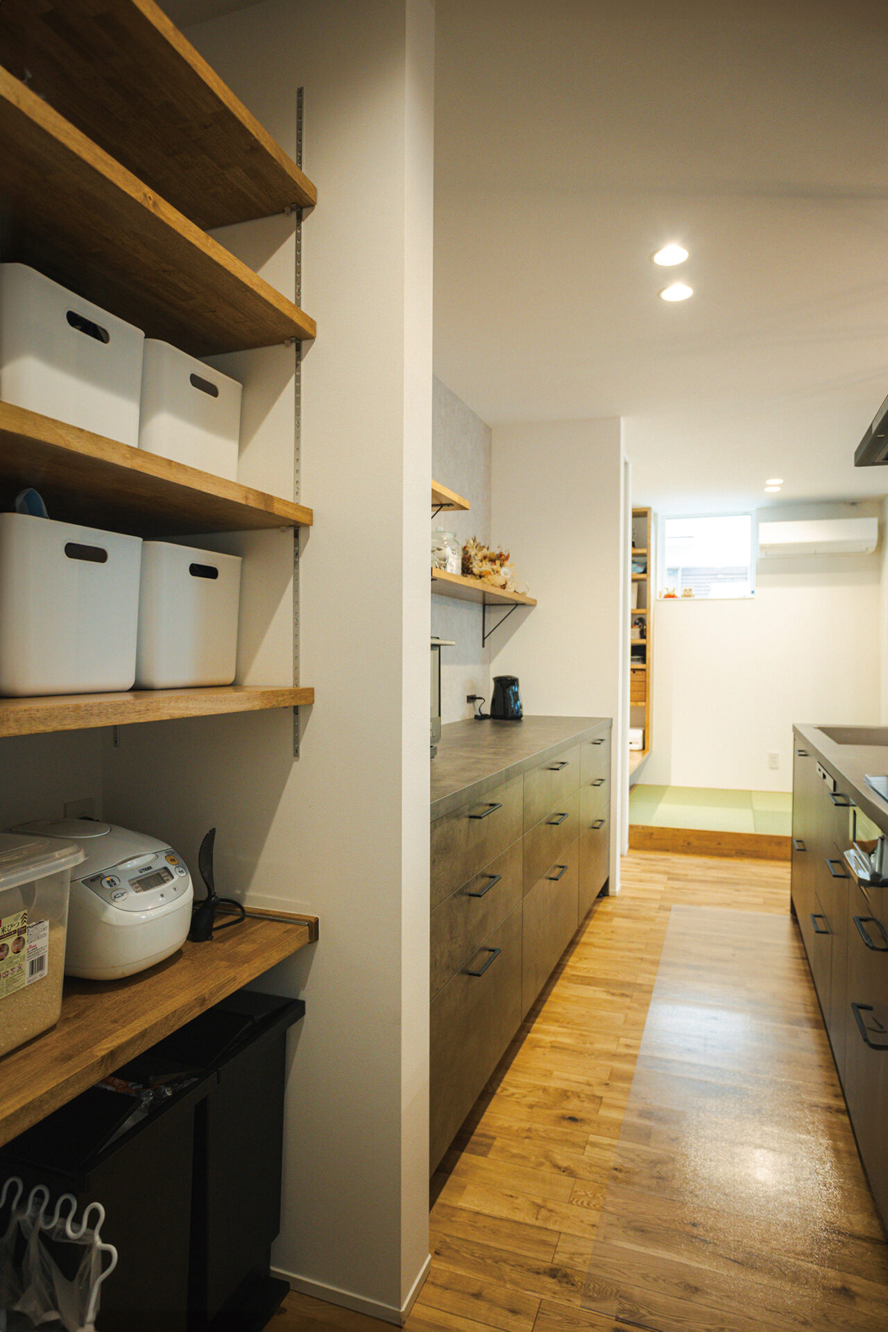 パントリーはリビングから見えない位置に