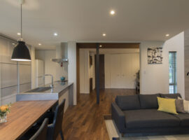 滑りにくいフロアタイル