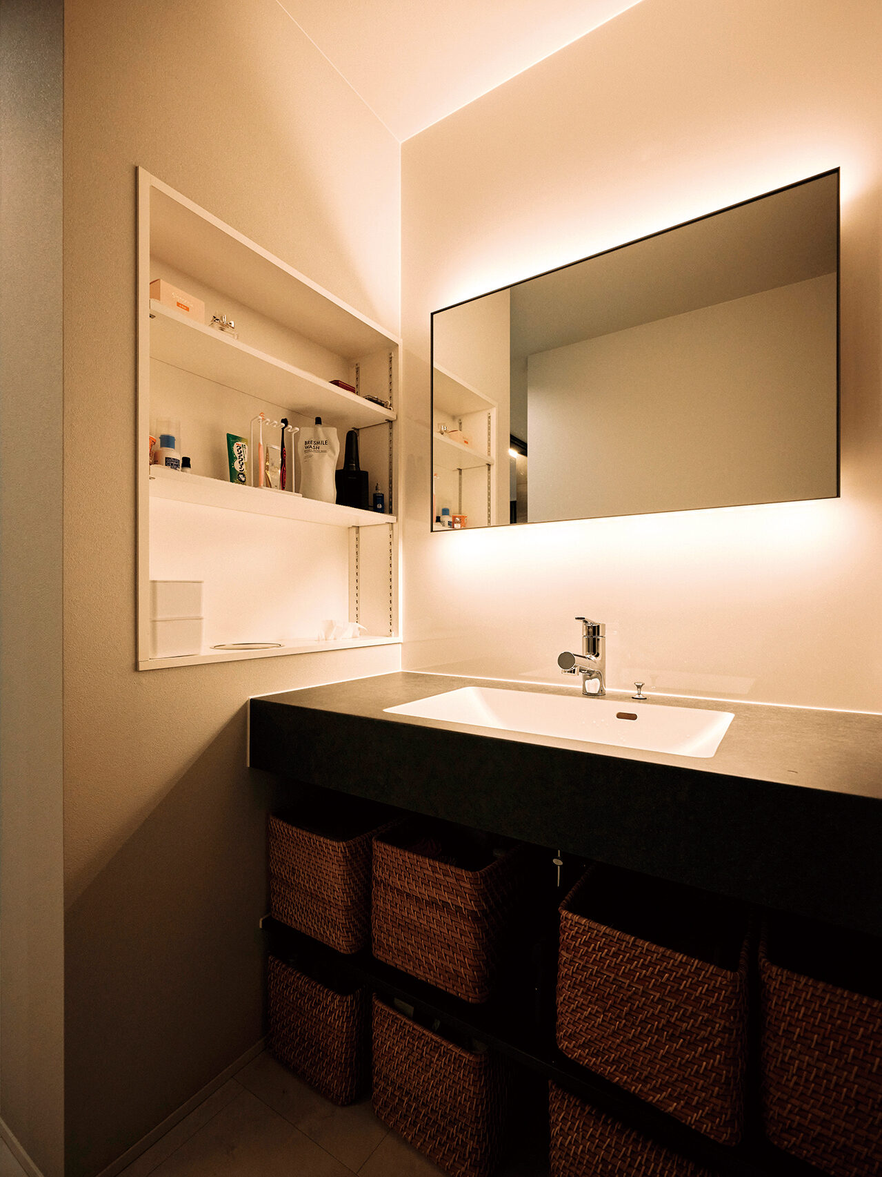 余計なものは目に触れない洗面室