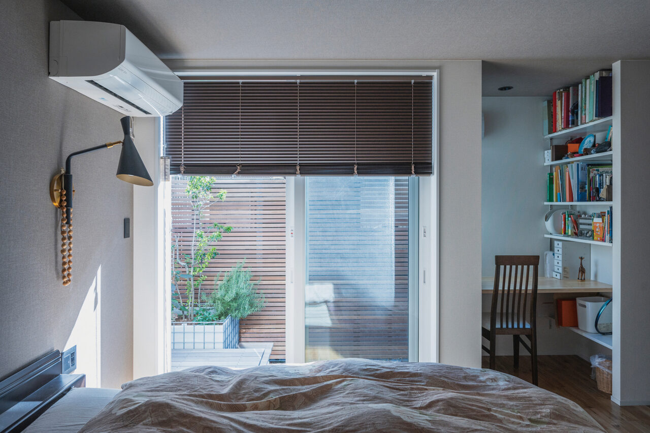 1階の主寝室からすぐ外のウッドデッキ