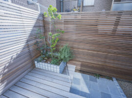 寝室外のウッドデッキ