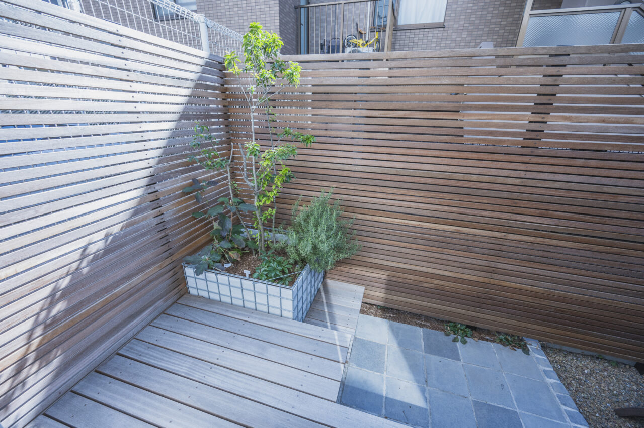 寝室外のウッドデッキ