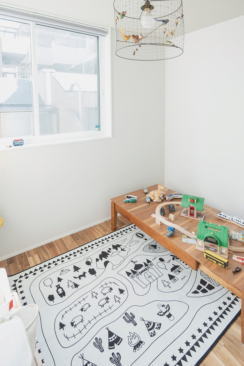 部屋の照明は小鳥の装飾がとても愛らしい子ども部屋