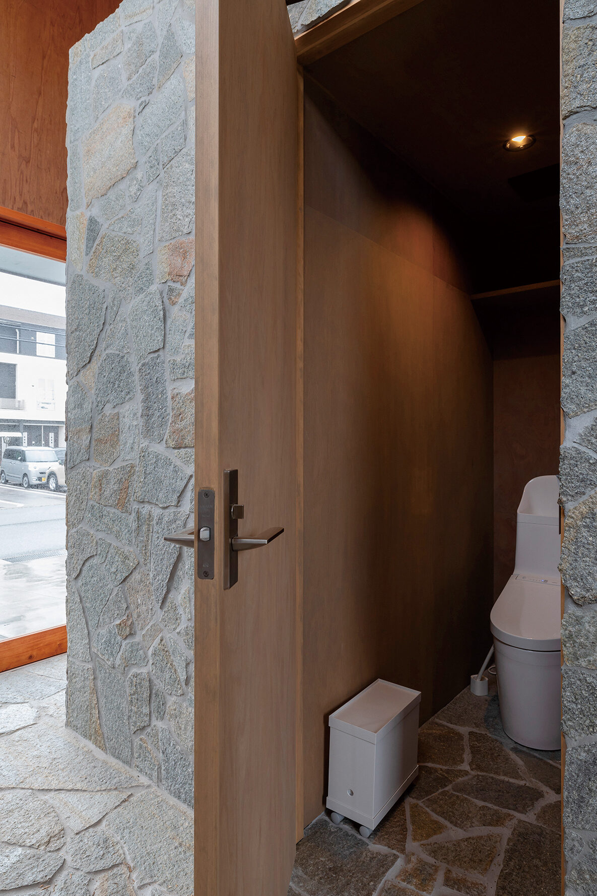 土間空間にもトイレを設置