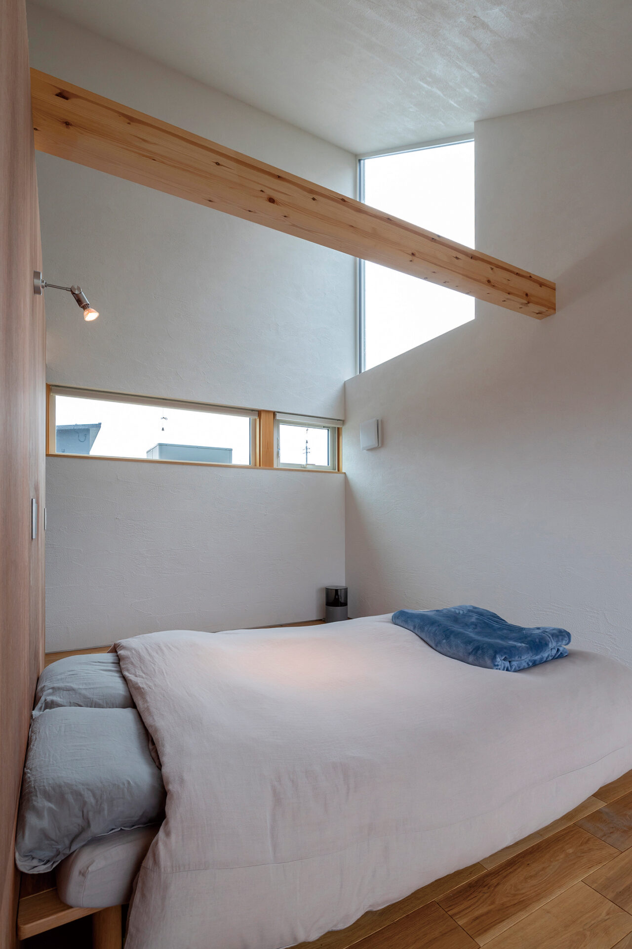 ハイサイドライトのある寝室