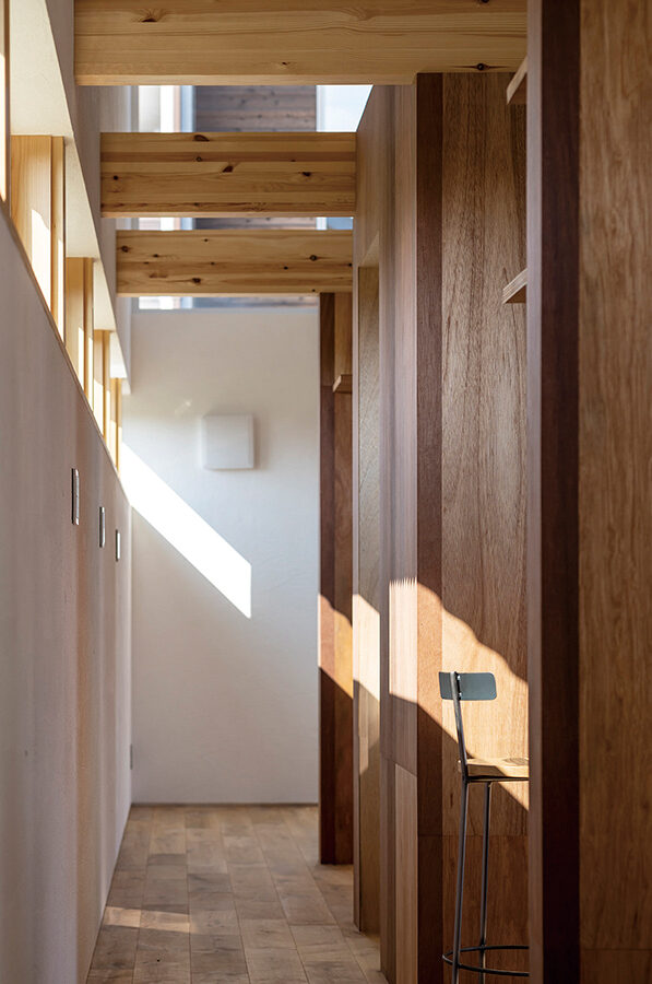 現しの梁が廊下