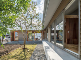 中庭を囲むようにL字にクランクする平屋