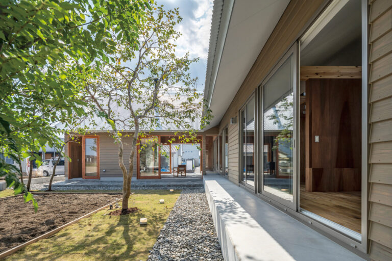 中庭を囲むようにL字にクランクする平屋