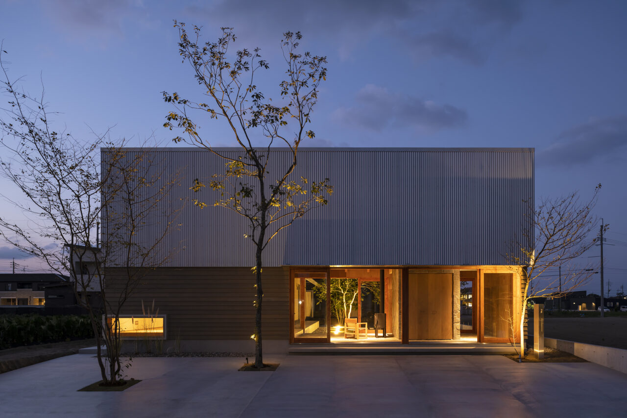 中波のガルバリウム鋼板と杉板鎧張りの外壁