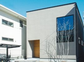 外壁はジョリパット、ポーチの化粧板はスギを使用