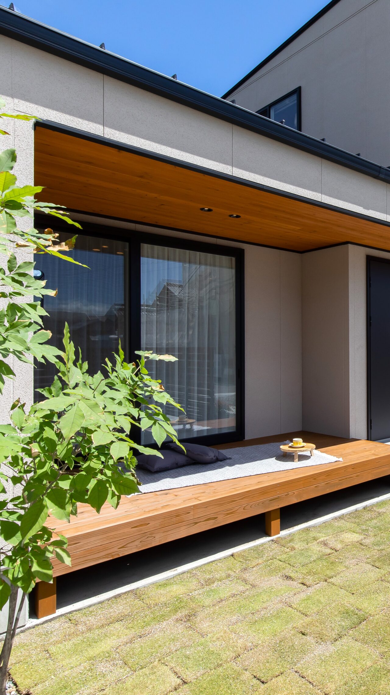 座って楽しめるウッドデッキ