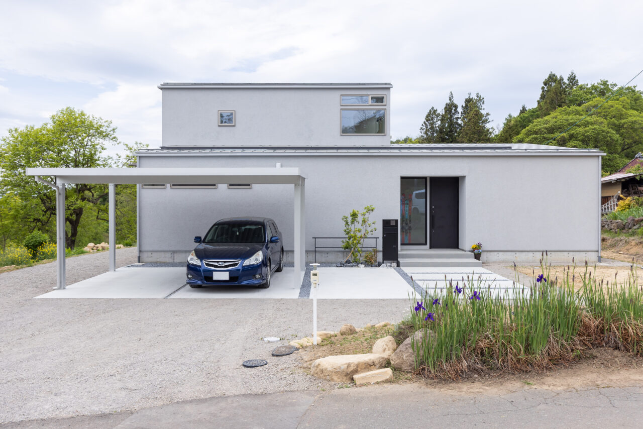 白い外壁に合わせたシンプルデザイン