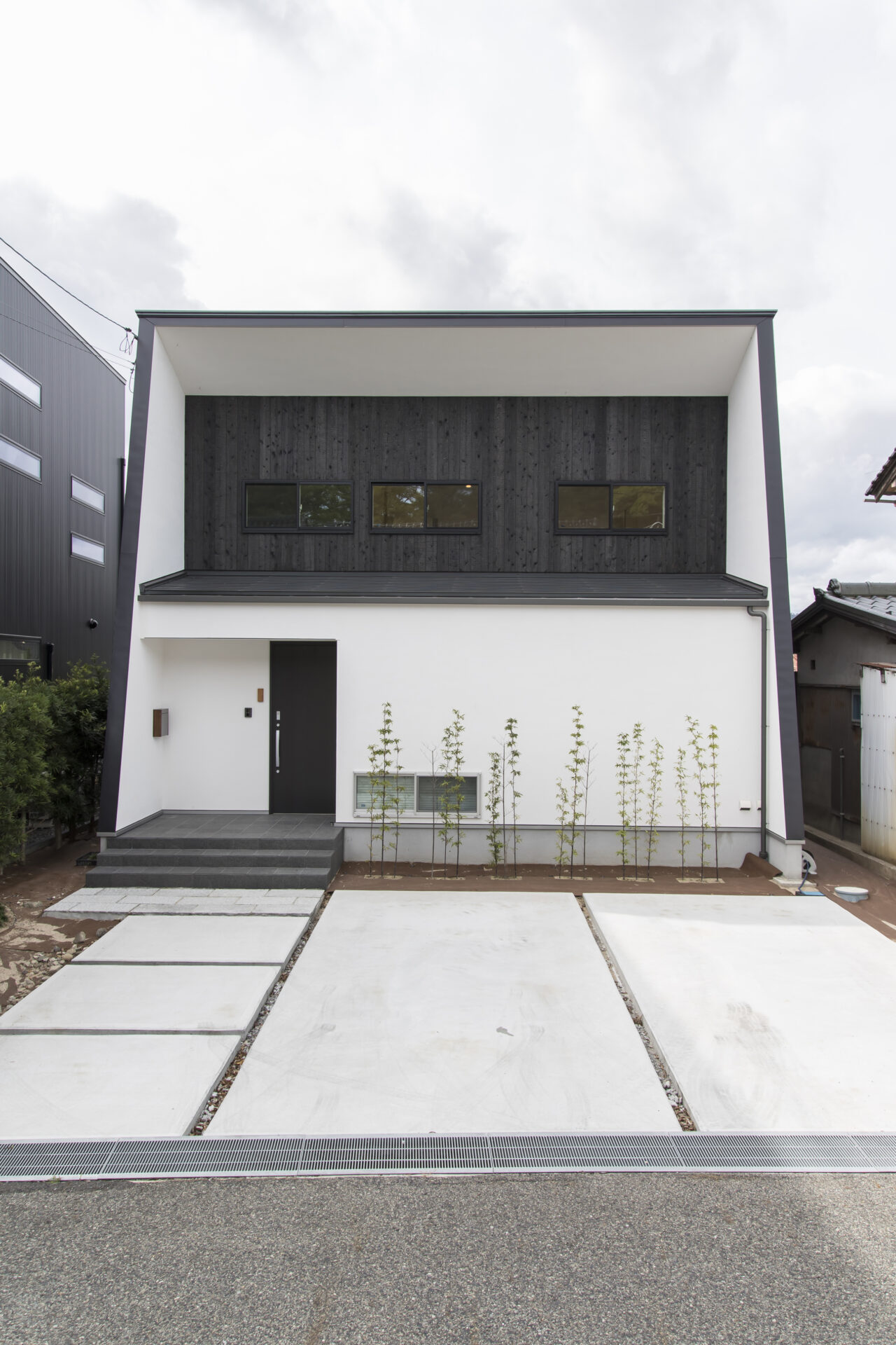 白い漆喰と木製外壁