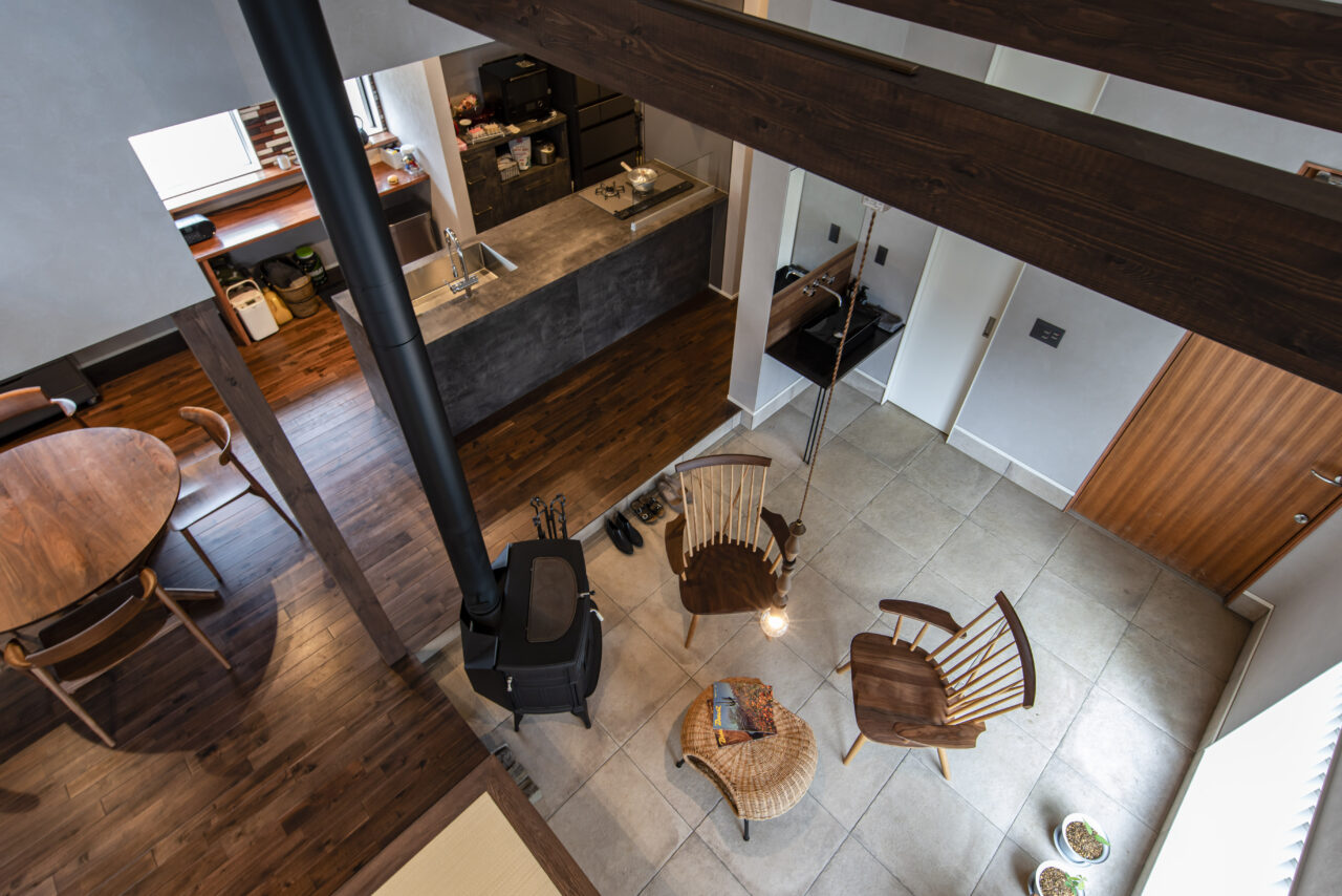 暖炉のある土間で過ごす