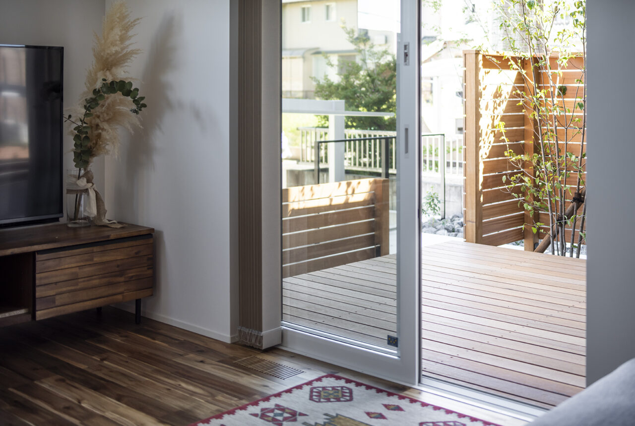 室内とフラットに繋がる木製のデッキ