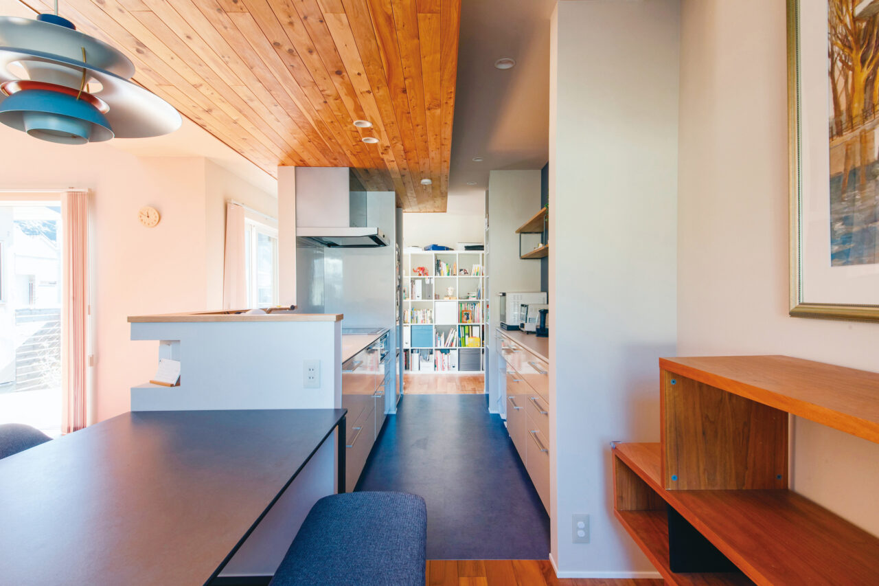 キッチンの床にフロアタイルを敷設