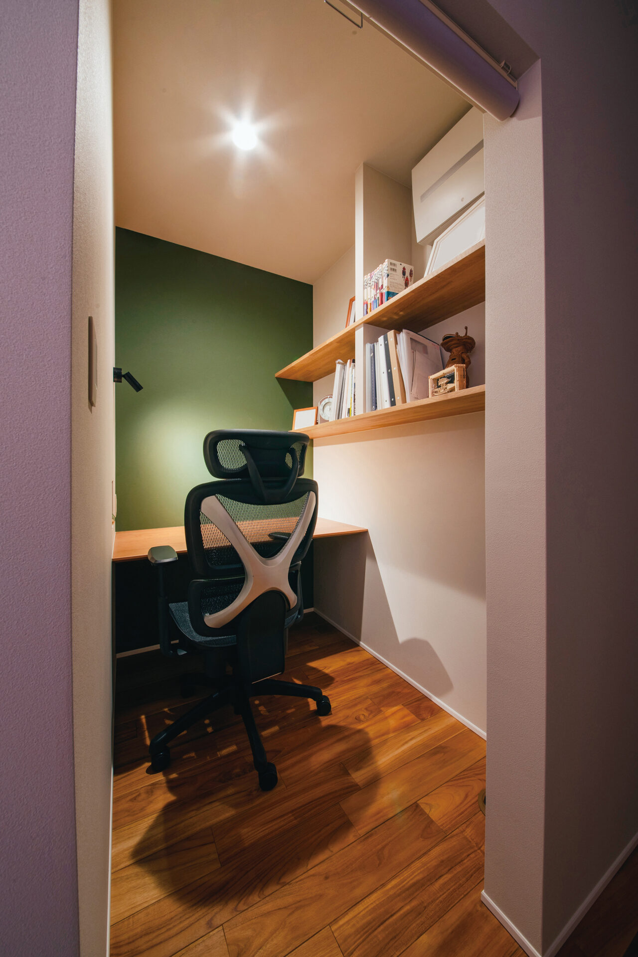 モスグリーンの壁色がオシャレなご主人の書斎